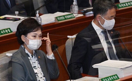 김현미(사진) 국토부 장관이 5일 국회에서 열린 예산결산특별위원회 전체회의에 참석하고 있다. <연합뉴스>